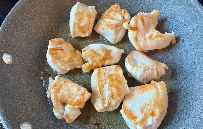 鶏むね肉をフライパンで焼く画像（撮影：エニママ）
