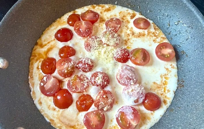 生クリームと粉チーズを加えた画像（撮影：エニママ）