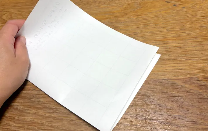 半分に折ったA4の紙の画像（撮影：エニママ）
