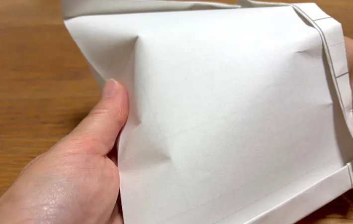 もう片方の手で底を押し上げて底を作っている画像（撮影：エニママ）