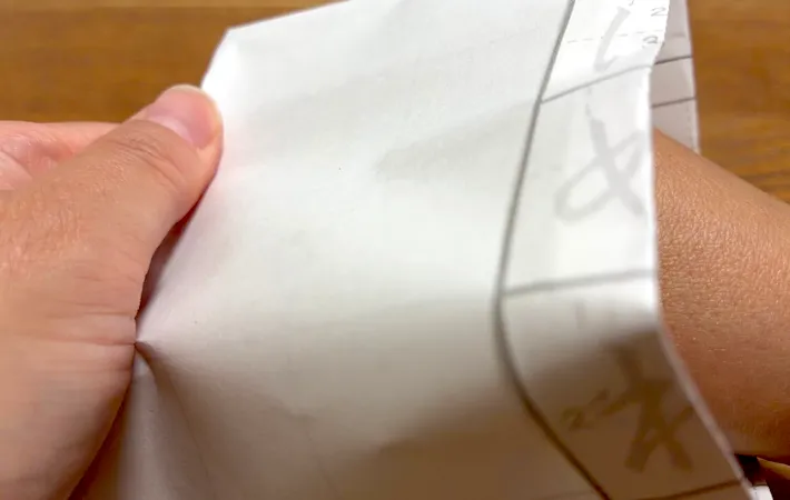 底の角をつまんで整えている画像（撮影：エニママ）