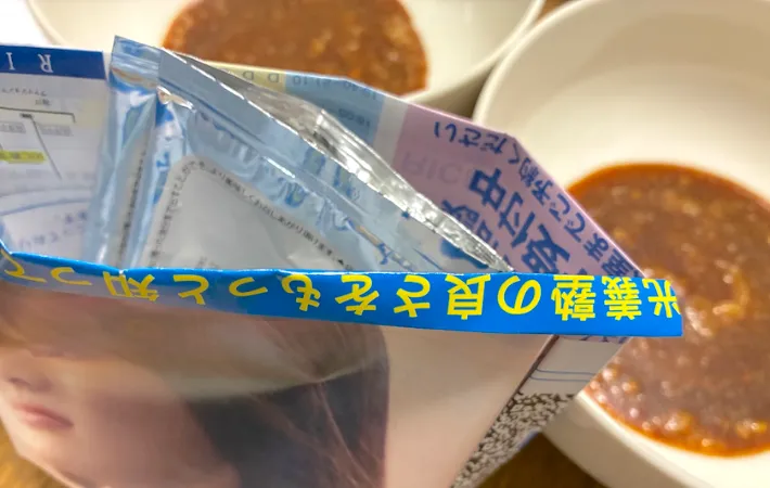 ゴミ箱にラーメンを作る時に出たゴミを入れた画像（撮影：エニママ）