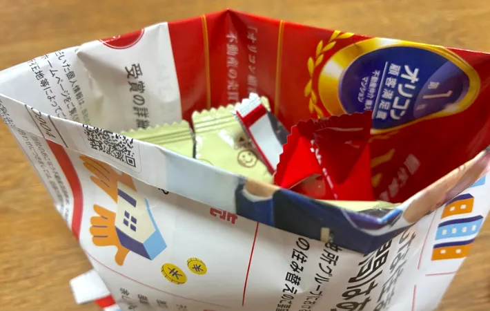 菓子の袋を捨てたゴミ箱の画像（撮影：エニママ）