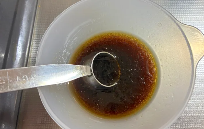 ボウルに調味料を入れて混ぜている画像（撮影：エニママ）