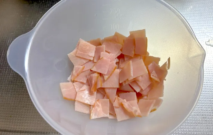 切ったハムを入れたボウルの画像（撮影：エニママ）