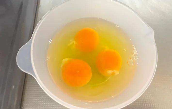 卵3つを入れたボウルの画像（撮影：エニママ）