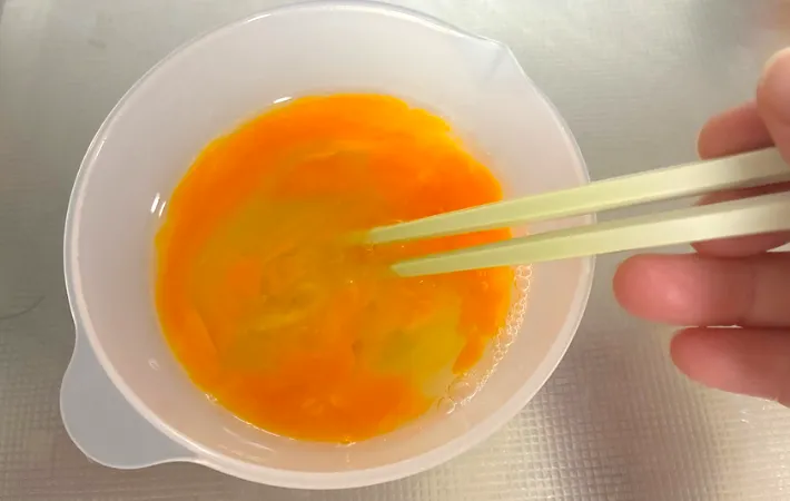 ボウルで卵3つを混ぜている画像（撮影：エニママ）