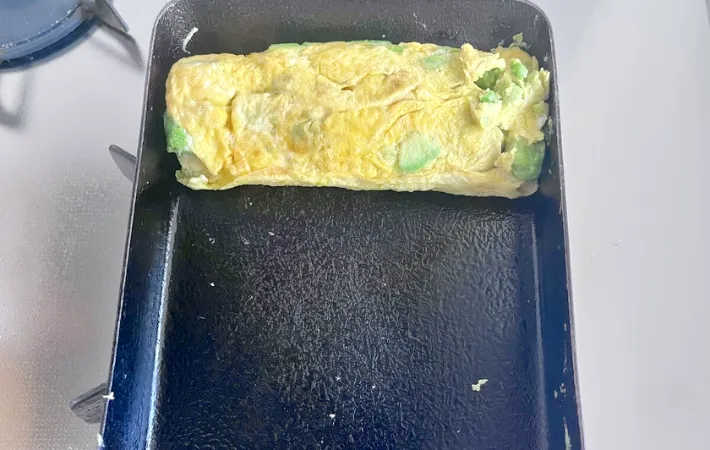 玉子焼き器で巻いていく画像（撮影：エニママ）