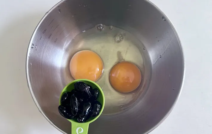 卵に黒豆を入れる画像（撮影：エニママ）