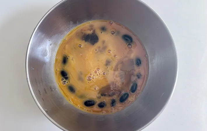 醤油を加え、卵液を混ぜる画像（撮影：エニママ）