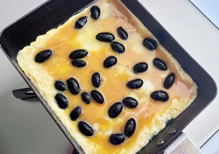 玉子焼き器で焼いている画像（撮影：エニママ）