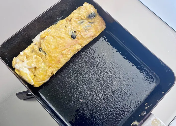 玉子焼きを巻いていく画像（撮影：エニママ）