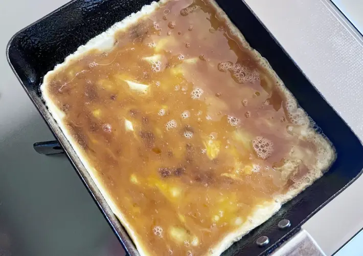 玉子焼き器で焼いている画像（撮影：エニママ）