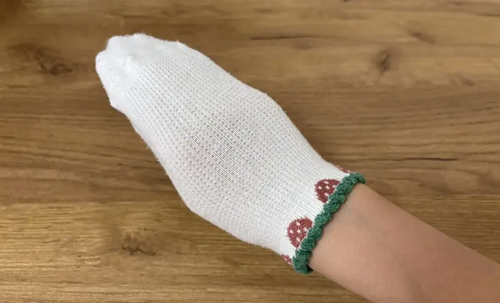 子供の靴下に手を入れた画像（撮影：grapeライフハック編集部）