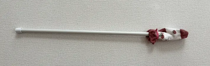 つっぱり棒に靴下を付けた画像（撮影：grapeライフハック編集部）