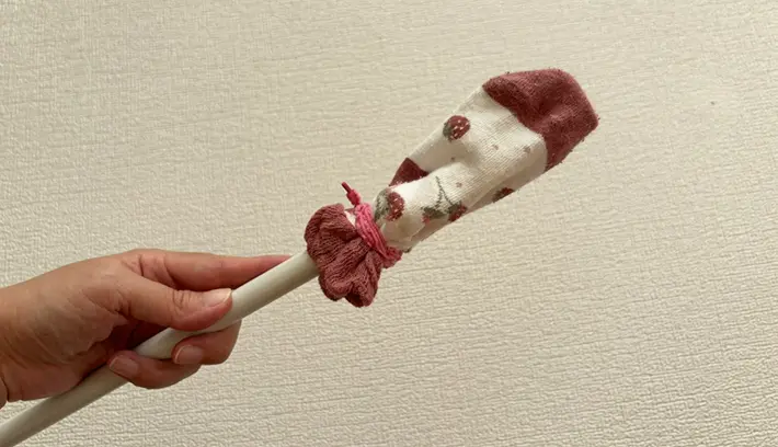 つっぱり棒に靴下を付けた画像（撮影：grapeライフハック編集部）