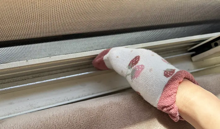 窓枠のレールを掃除する画像（撮影：grapeライフハック編集部）