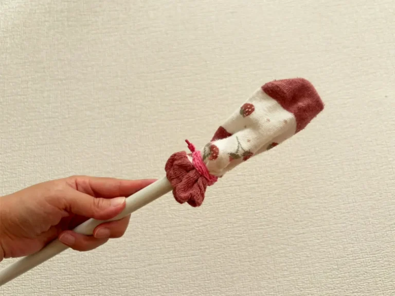 つっぱり棒につけた靴下の画像(撮影:grapeライフハック編集部)