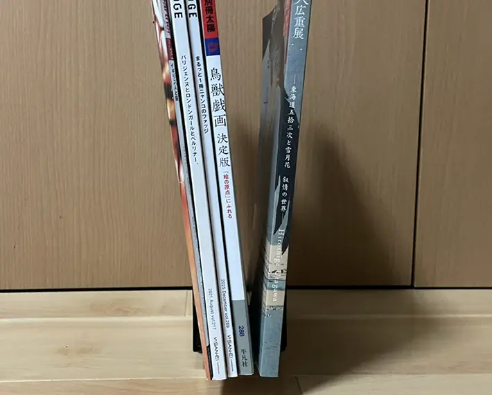 ブックエンドに雑誌をのせた写真（撮影：grapeライフハック編集部）