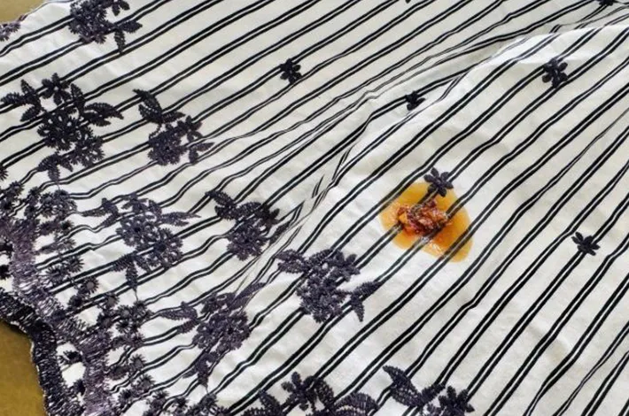 汚れのついた服の写真（撮影：LUIS FIELD）