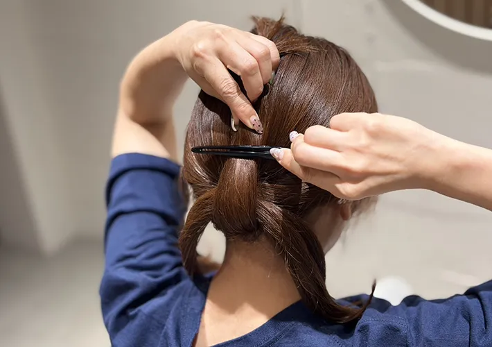 簡単ヘアアレンジの手順の写真