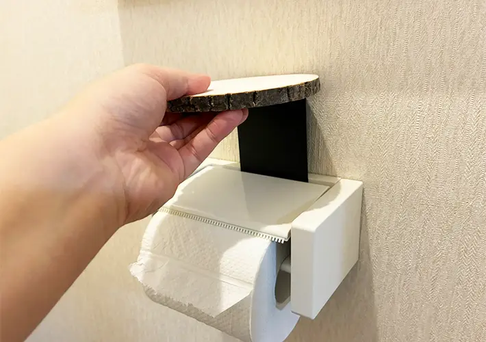 輪切りウッドとブックエンドの活用写真（撮影：grapeライフハック編集部）