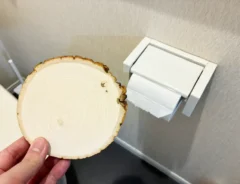 輪切りウッドとブックエンドの活用写真（撮影：grapeライフハック編集部）