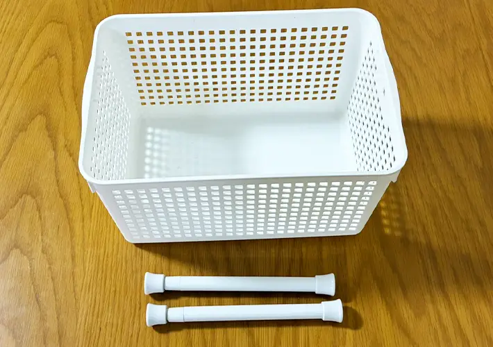 つっぱり棒とバスケットの活用写真（撮影：grapeライフハック編集部）