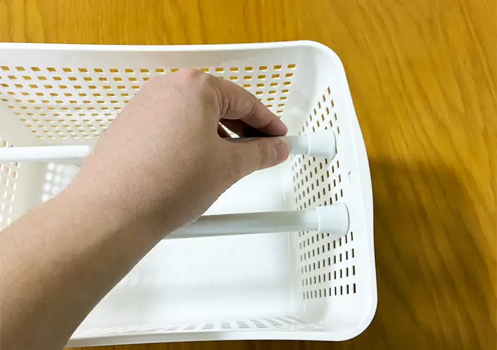 つっぱり棒とバスケットの活用写真（撮影：grapeライフハック編集部）
