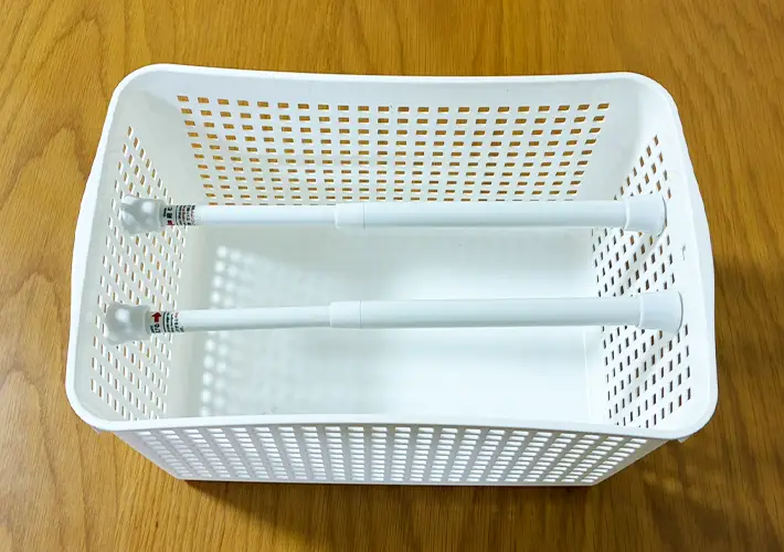つっぱり棒とバスケットの活用写真（撮影：grapeライフハック編集部）