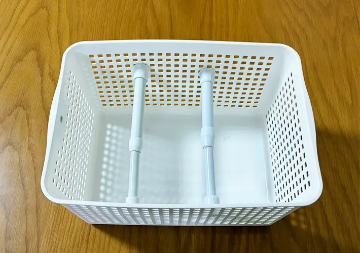 つっぱり棒とバスケットの活用写真（撮影：grapeライフハック編集部）
