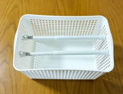 つっぱり棒とバスケットの活用写真（撮影：grapeライフハック編集部）
