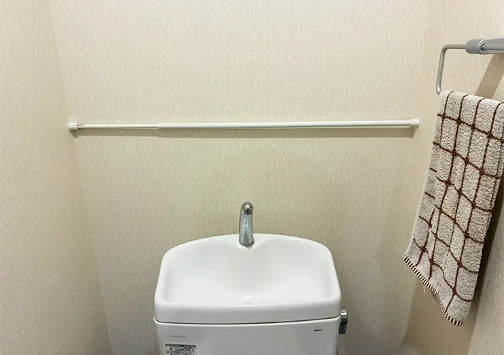 つっぱり棒と木板の活用写真（撮影：grapeライフハック編集部）
