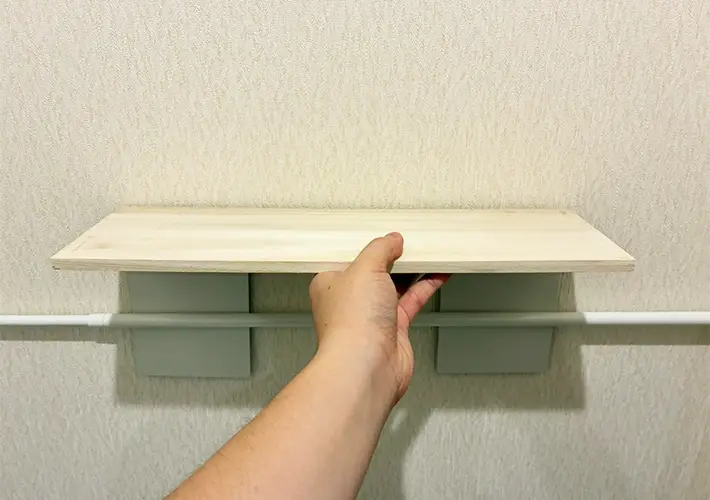 つっぱり棒と木板の活用写真（撮影：grapeライフハック編集部）