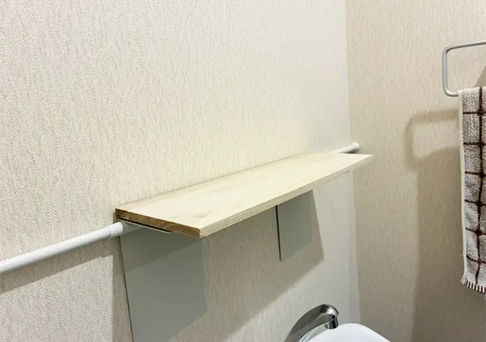 つっぱり棒と木板の活用写真（撮影：grapeライフハック編集部）