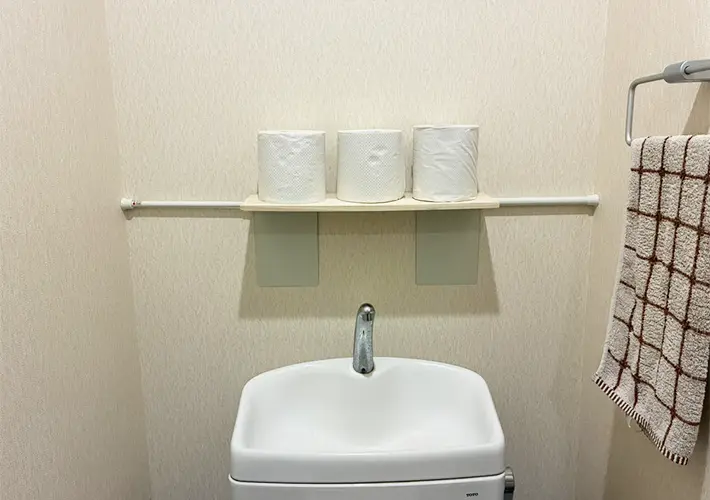 つっぱり棒と木板の活用写真（撮影：grapeライフハック編集部）