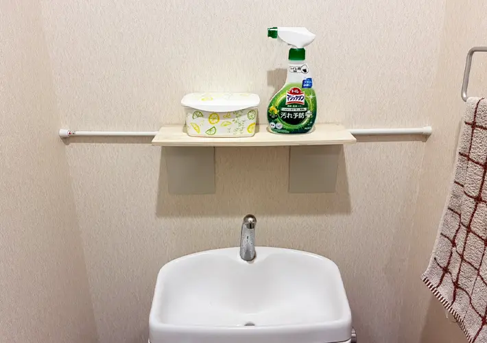 つっぱり棒と木板の活用写真（撮影：grapeライフハック編集部）