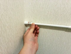 つっぱり棒と木板の活用写真（撮影：grapeライフハック編集部）