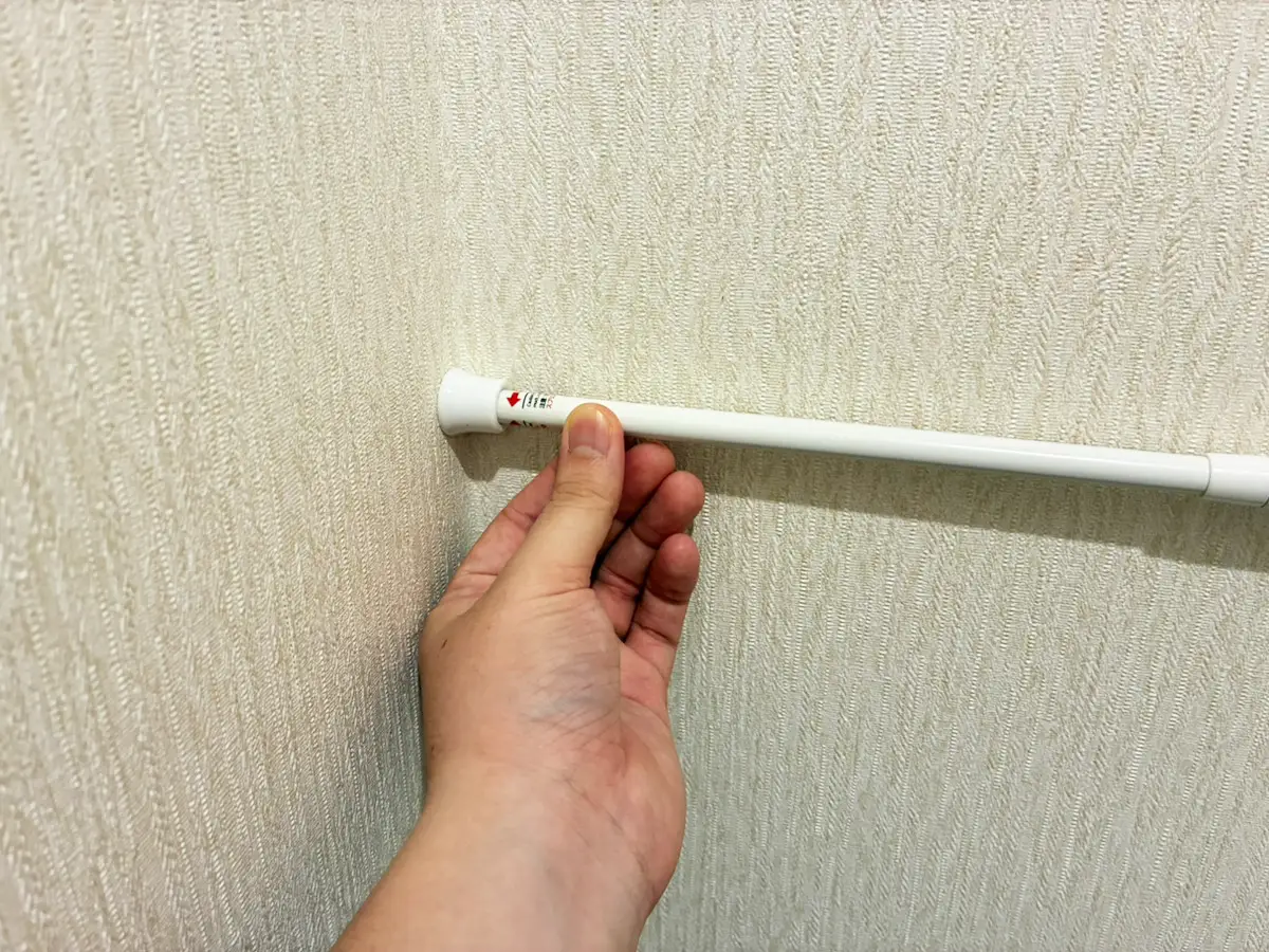 つっぱり棒と木板の活用写真(撮影:grapeライフハック編集部)