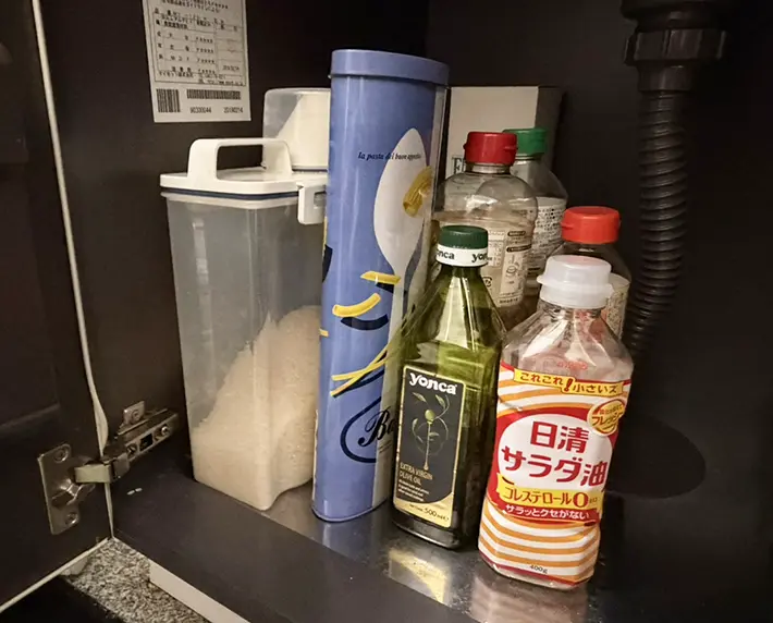 シンク下に収納した調味料などの写真（撮影：grapeライフハック編集部）