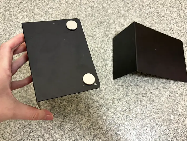ブックエンドにマグネットをつける写真（撮影：grapeライフハック編集部）