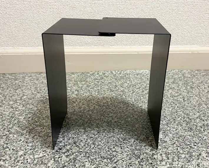 ブックエンドを組み合わせて作った台の写真（撮影：grapeライフハック編集部）