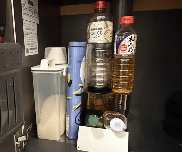 ブックエンドで作った調味料棚を実際に使う写真（撮影：grapeライフハック編集部）