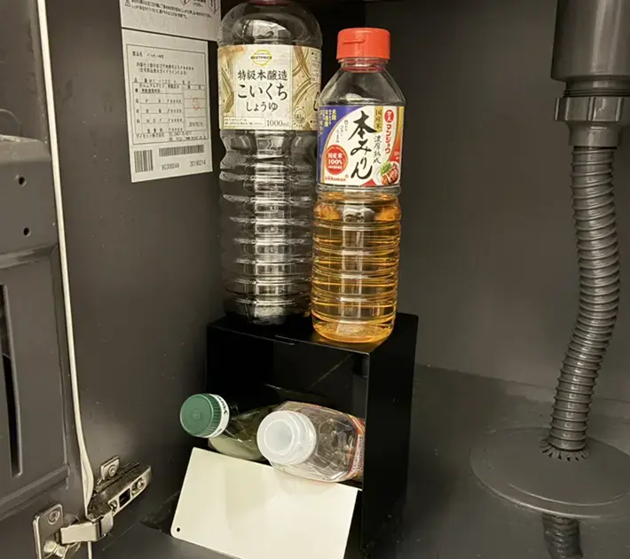 ブックエンドに調味料を収納した写真（撮影：grapeライフハック編集部）