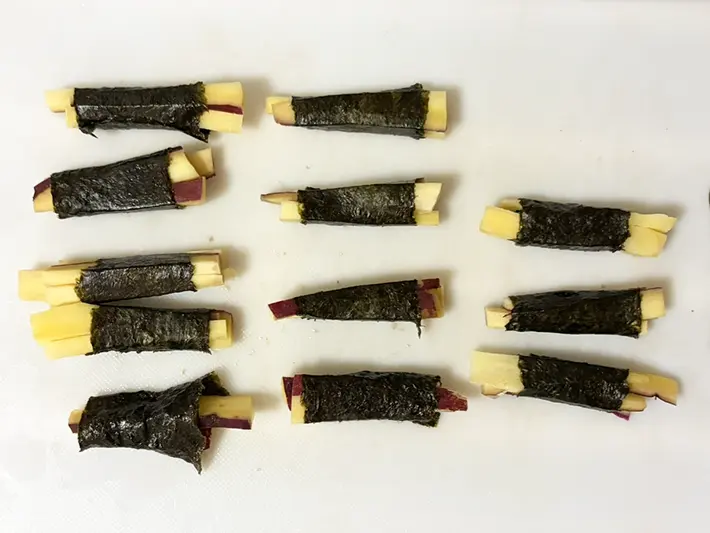 サツマイモをノリで巻いた写真（撮影：grapeフード編集部）