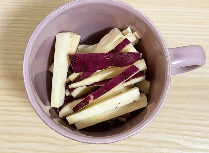 耐熱容器にサツマイモの細切りを入れた写真（撮影：grapeフード編集部）