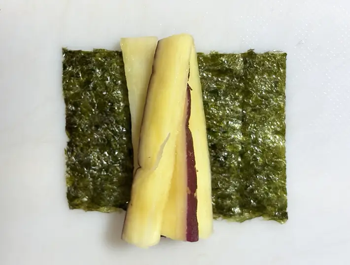 焼き海苔でサツマイモを巻く写真（撮影：grapeフード編集部）