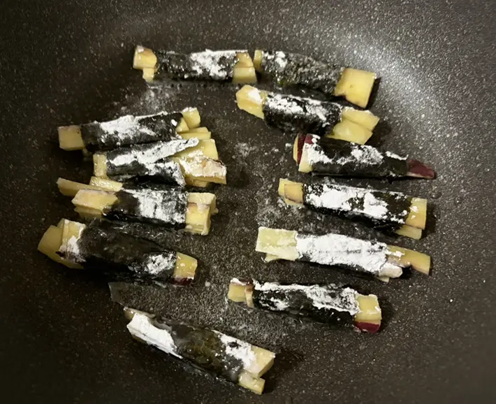 サツマイモの海苔巻きを焼く写真（撮影：grapeフード編集部）