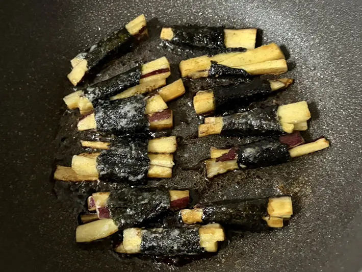サツマイモの海苔巻きにタレを絡めた写真（撮影：grapeフード編集部）