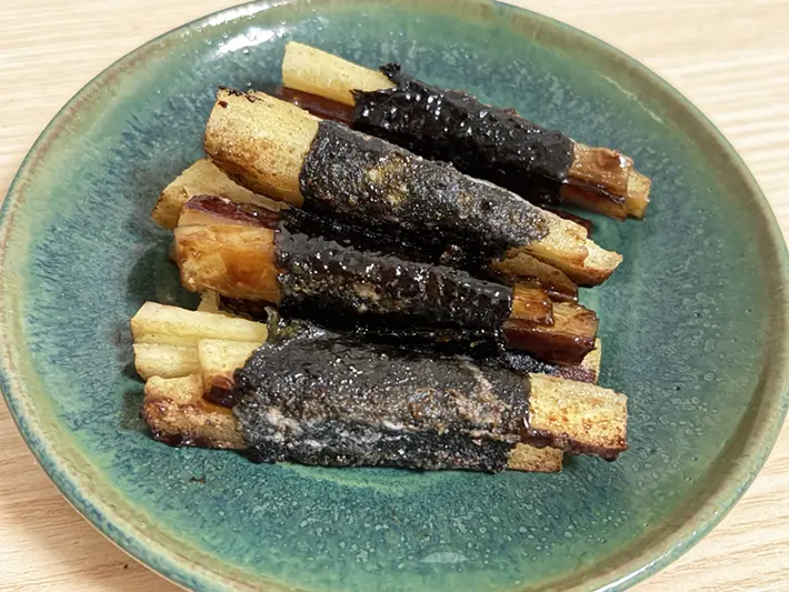 サツマイモの海苔巻きを皿に盛りつけた写真（撮影：grapeフード編集部）